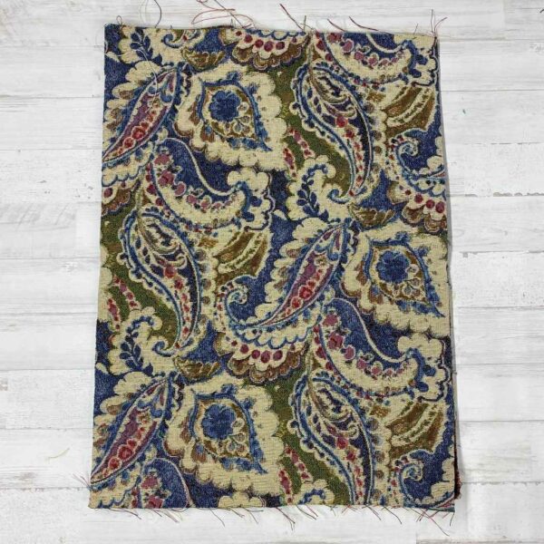 Retal de tela de tapicería gobelino estampado de cachemira en color azul.