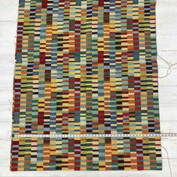 Retal de tela de tapicería gobelino estampado de rectángulos pequeños de colores.