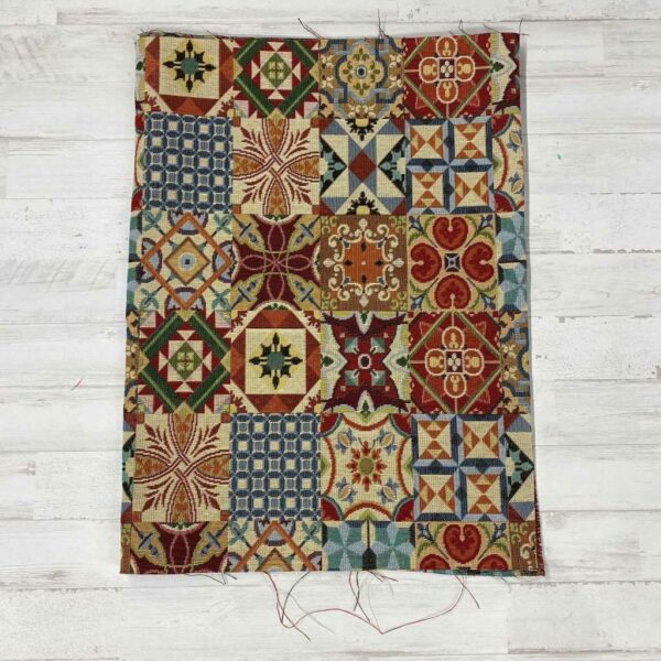 Tela de tapicería gobelino estampado de baldosas hidráulicas formando un estampado de patchwork.