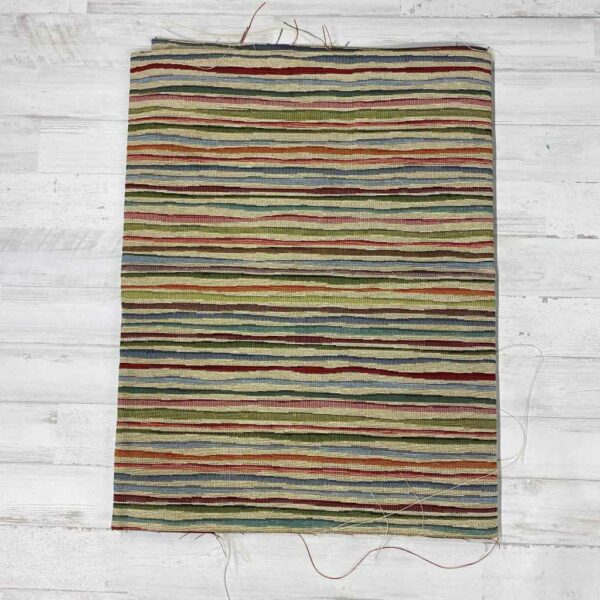 Retal de tela de tapicería gobelino estampado de rallas de colores.