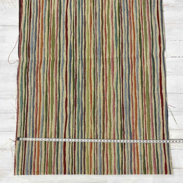 Retal de tela de tapicería gobelino estampado de rallas de colores.