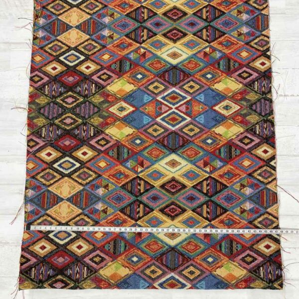 Retal de tela de tapicería gobelino estampado con rombos étnicos.