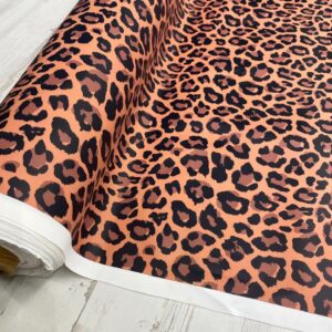 Plástico Aqua Protect estampación digital animal print coral. Tejido impermeable, flexible, ligero y de tacto suave. Ideal para confecciones para los más pequeños de la casa.