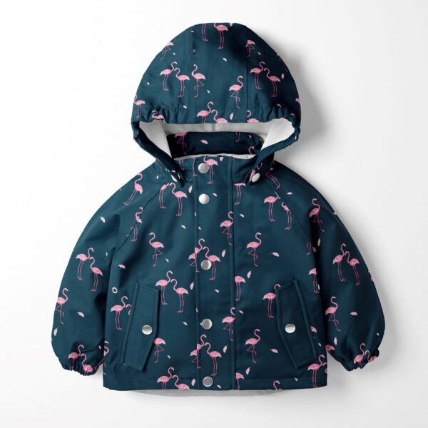 Plástico Aqua Protect estampación digital con flamencos rosas fondo azul marino. Tejido impermeable, flexible, ligero y de tacto suave. Ideal para confecciones para los más pequeños de la casa.