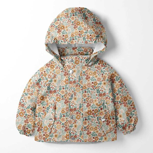 Plástico Aqua Protect estampación digital con flores fondo crudo. Tejido impermeable, flexible, ligero y de tacto suave. Ideal para confecciones para los más pequeños de la casa.