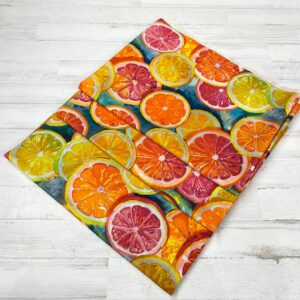 Loneta con estampado de limones y naranjas con colores muy vivos. Tejido muy versátil y resistente. Ideal para todo tipo de manualidades.