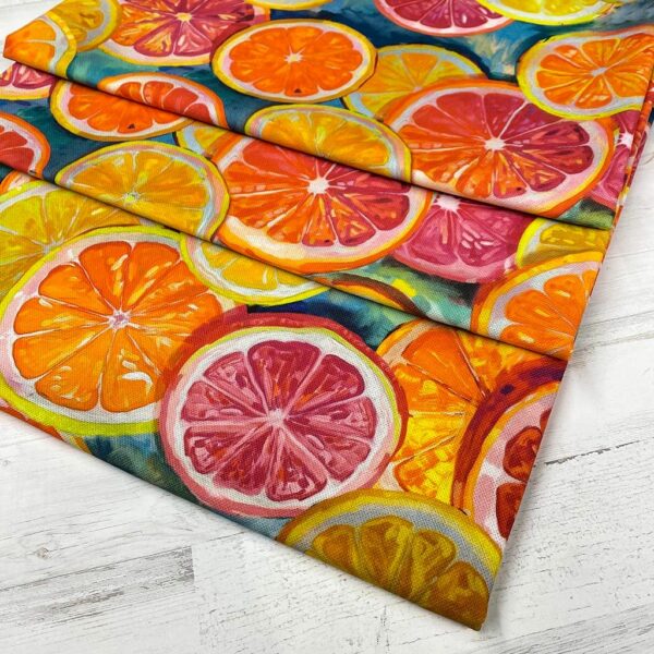 Loneta con estampado de limones y naranjas con colores muy vivos. Tejido muy versátil y resistente. Ideal para todo tipo de manualidades.