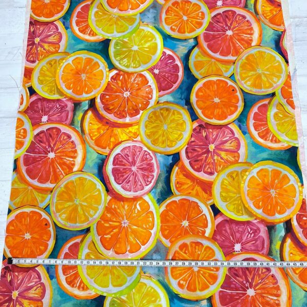 Loneta con estampado de limones y naranjas con colores muy vivos. Tejido muy versátil y resistente. Ideal para todo tipo de manualidades.