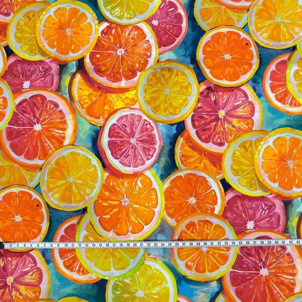 Loneta con estampado de limones y naranjas con colores muy vivos. Tejido muy versátil y resistente. Ideal para todo tipo de manualidades.